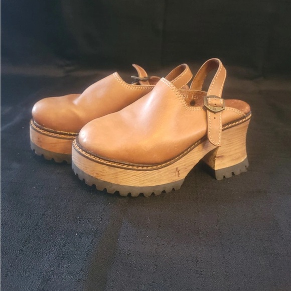 London Underground Shoes - Rare vintage London Underground Tan Leather Platform Clogs